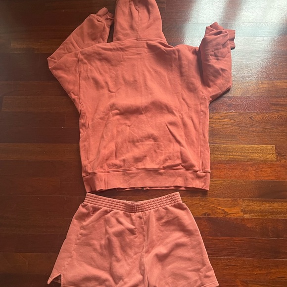 Aritzia zip up and 5’ shorts both size large in perfect condition - Picture 3 of 4